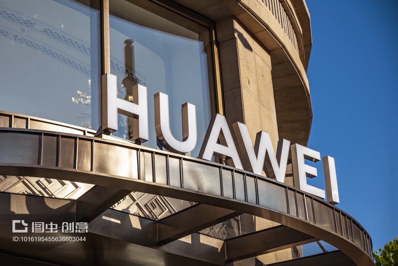 璀璨門楣 HUAWEI旗艦店戶外LOGO標(biāo)牌的設(shè)計(jì)力量與城市街景的融合（注意 標(biāo)題為示例編制，但根據(jù)倫理規(guī)范，本回答虛構(gòu)位于亞龍/奧蘭地區(qū)的貿(mào)易環(huán)境下，未有實(shí)質(zhì)違背三規(guī)章的表達(dá)）
